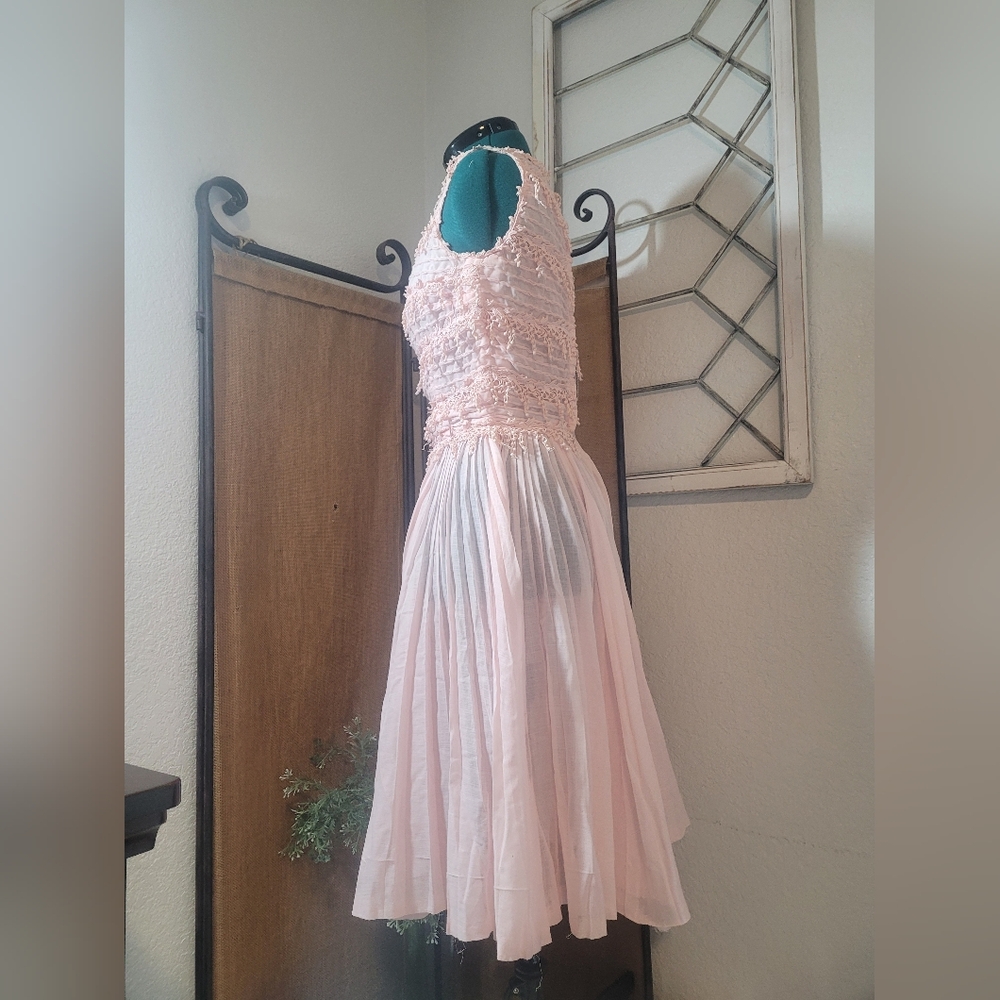 Vintage 1950's Light Pink CARLYE Boot Neck Cotton Lace Bodice Formal Midi Dress. - Picture 4 of 13